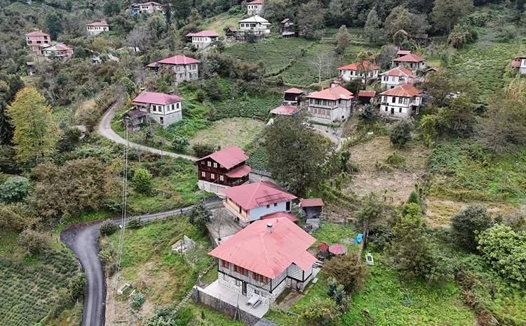 Hepsi kestane ağacından yapılıyor, turistlerin dikkatini çekiyor! Tescilli evler Arılı köyünde ilgi görüyor 3